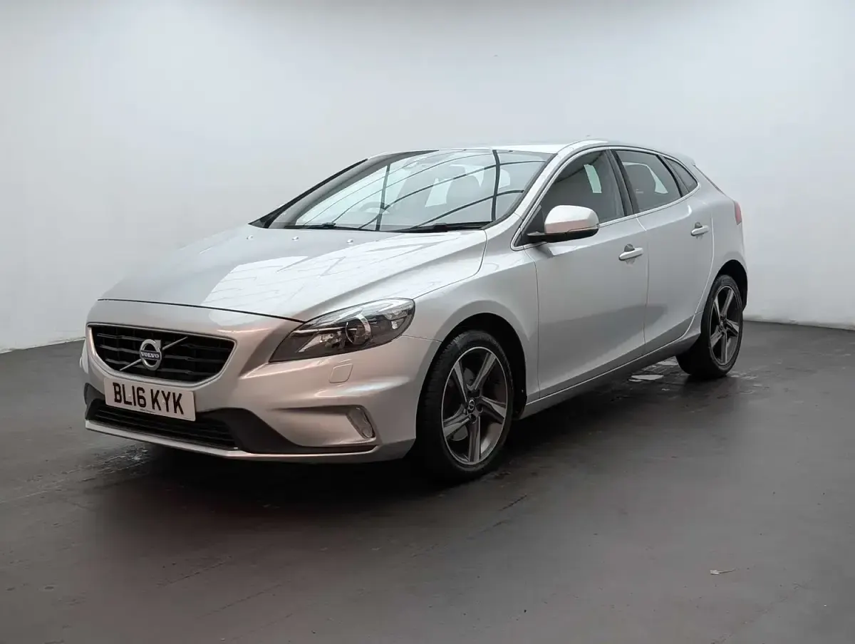 Käytetty Volvo V40 R-Design 120 HP (88 kW) 2016 Hopea Viistoperä