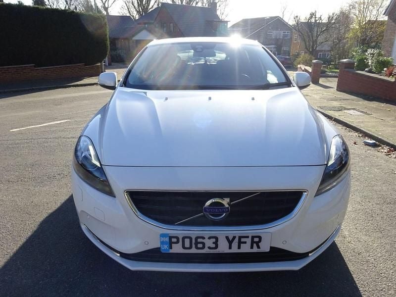 Used Volvo V40 SE Lux 115 HP (84 kW) 2013 White Hatchback