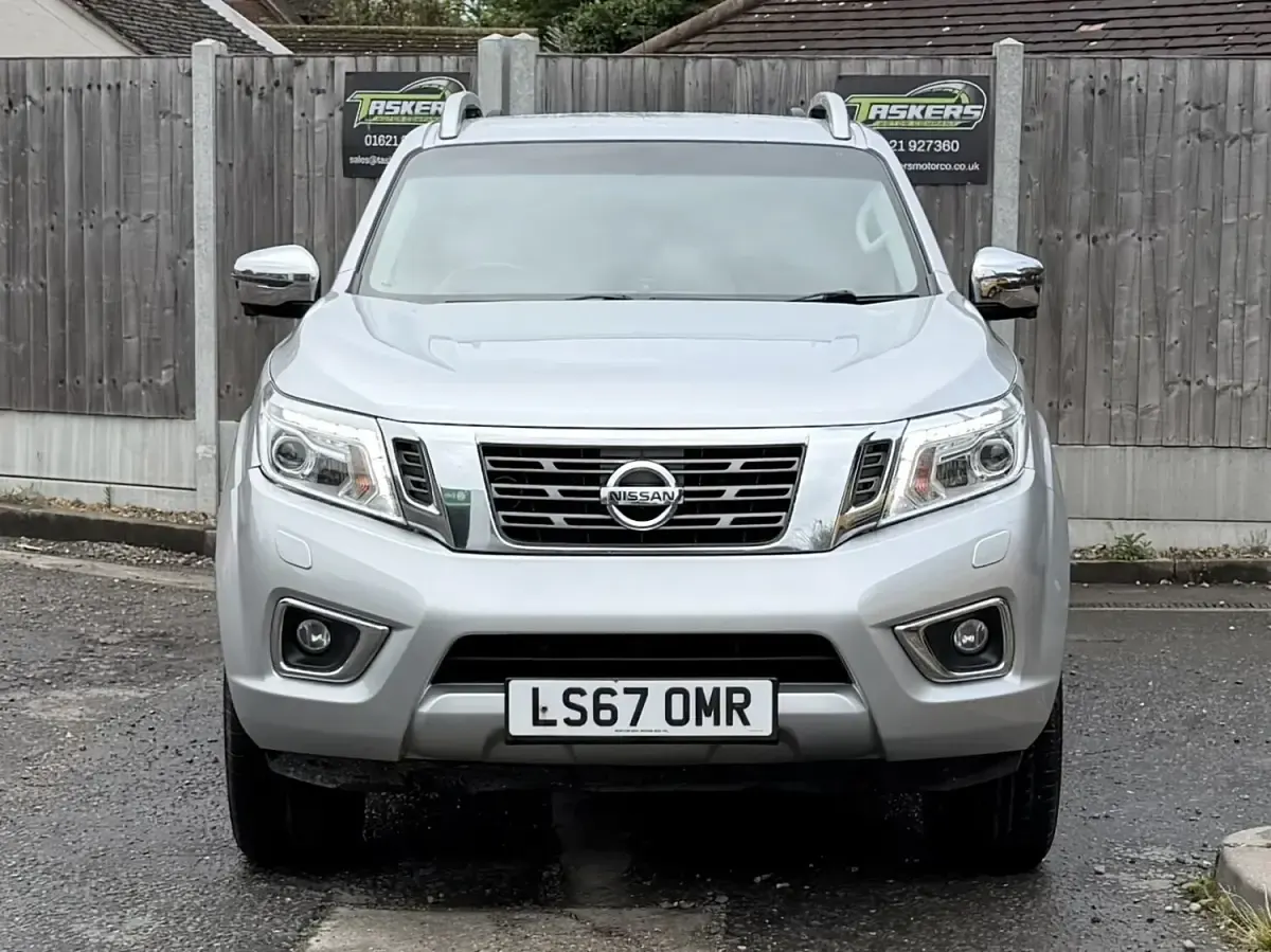 Used Nissan Navara Tekna 190 HP (139 kW) 2017 Silver Pickup