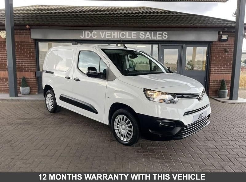 White Used 2021 Toyota Proace MPV | £8,990 (Good price) - Image 1/4