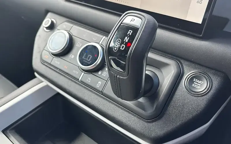 Used Land Rover Defender HSE Dynamic 349 HP (256 kW) 2025 Black SUV