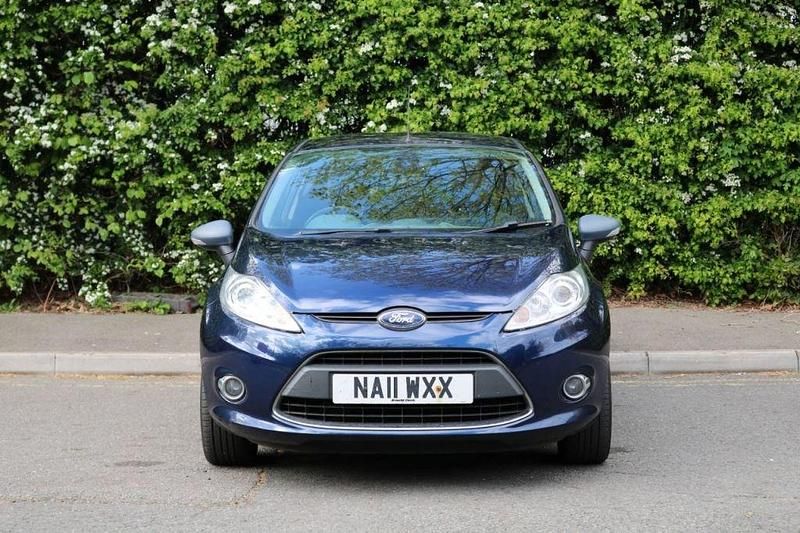 Usado Ford Fiesta Titanium 96 CV (70 kW) 2011 Azul Utilitario
