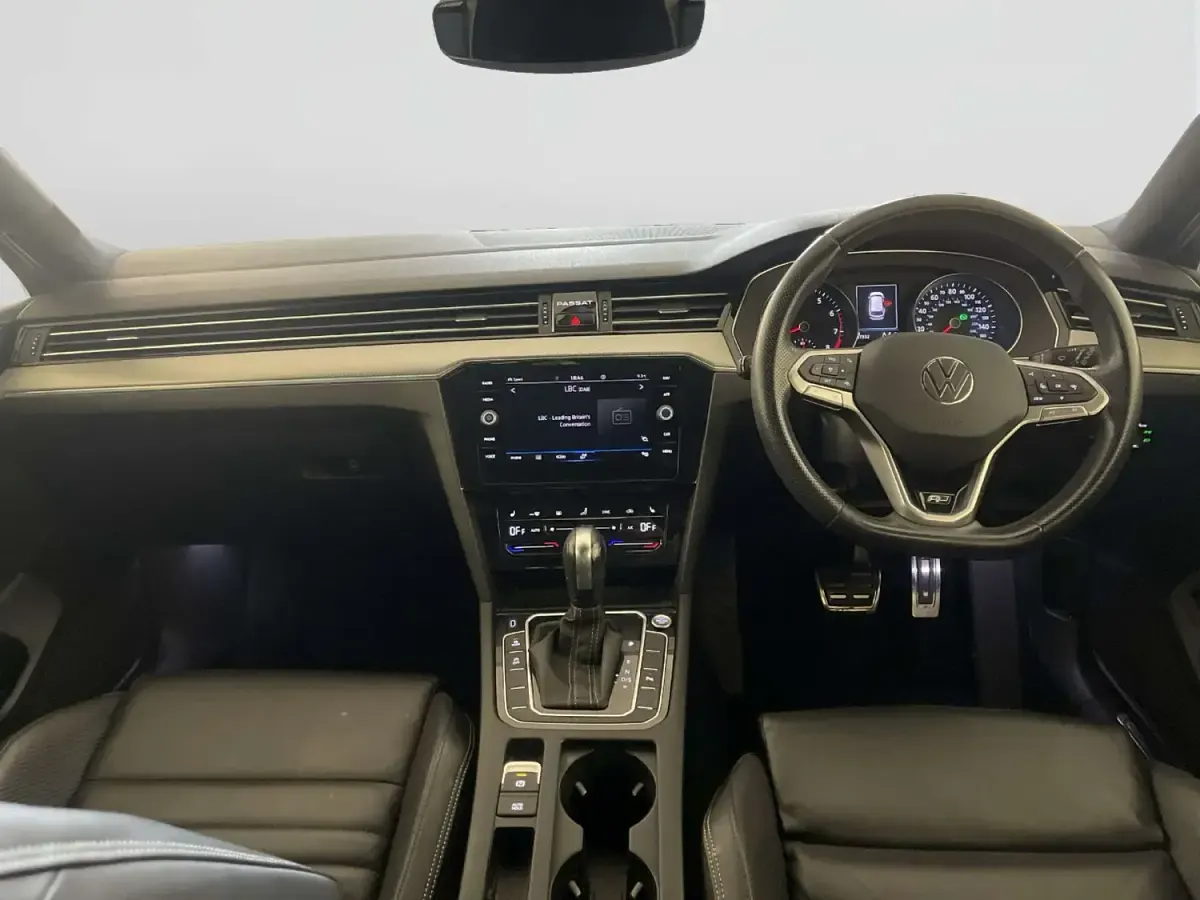 Begagnad VW Passat R-line 2021 Grå Kombi