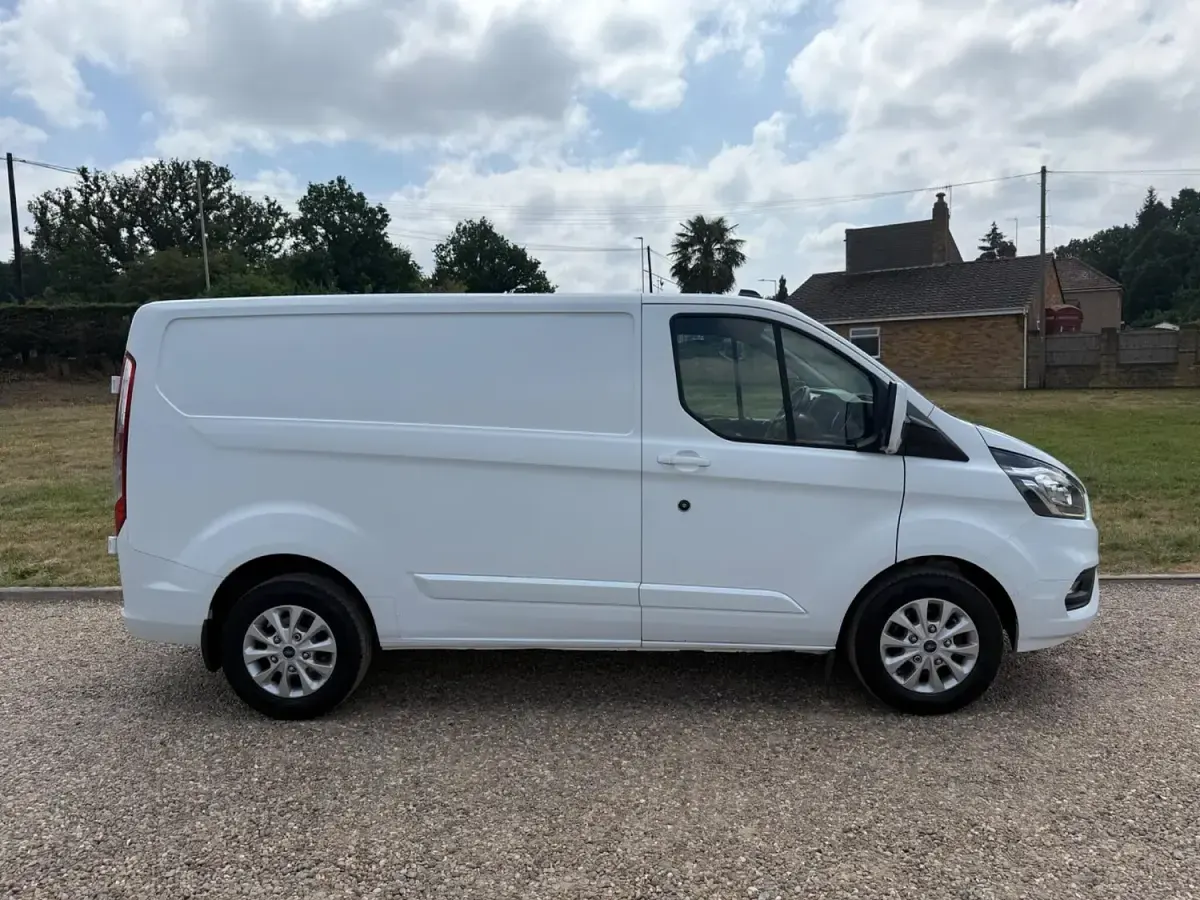 Used Ford Transit Custom Limited 130 HP (95 kW) 2020 White Van