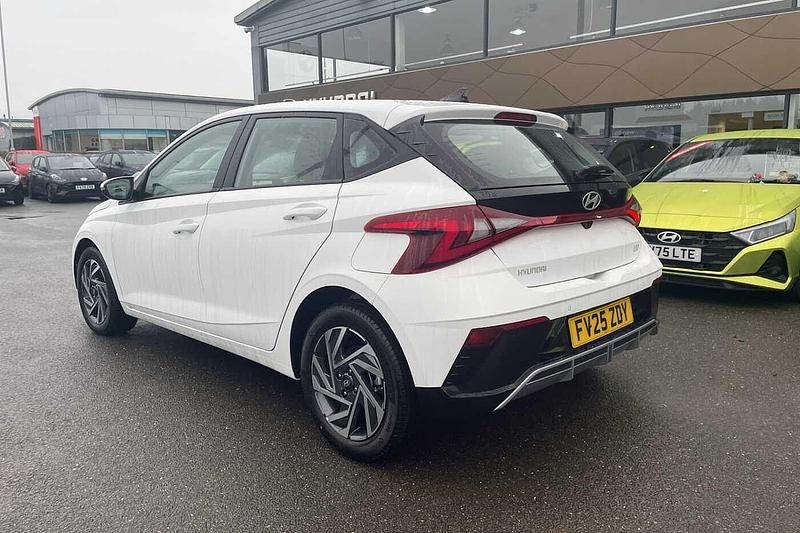New Hyundai i20 Advanced 100 HP (73 kW) 2025 White Hatchback