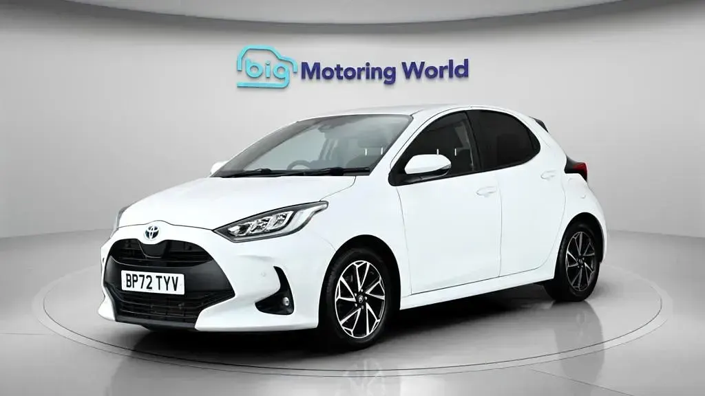 Used Toyota Yaris Design 116 HP (85 kW) 2023 White Hatchback