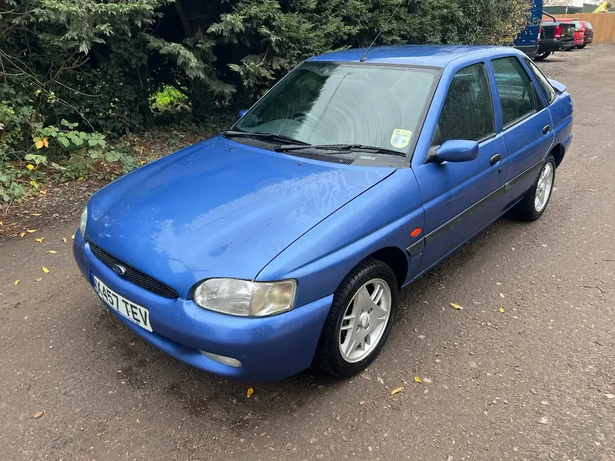 Used Ford Escort Finesse 90 HP (66 kW) 2000 Blue Hatchback