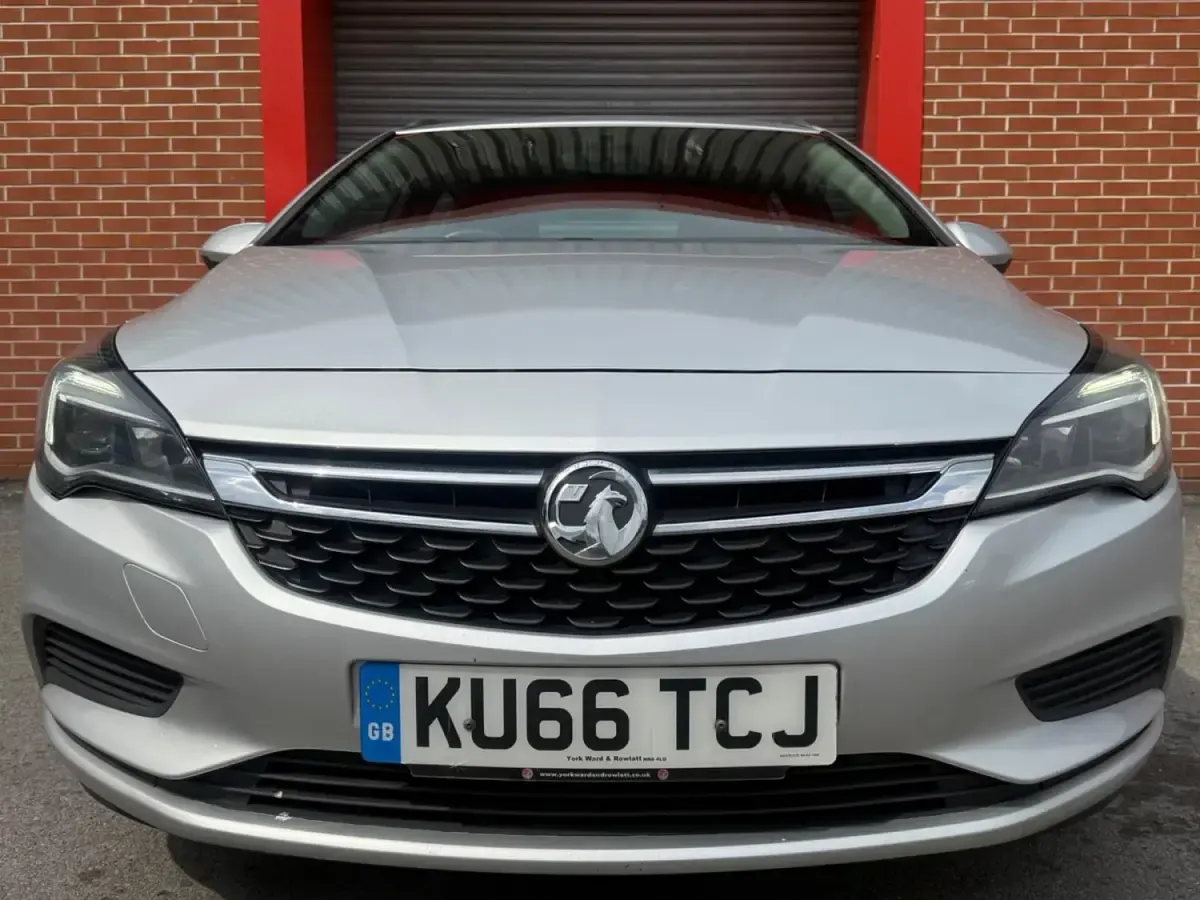 Usado Vauxhall Astra 110 CV (80 kW) 2016 Plateado Familiar