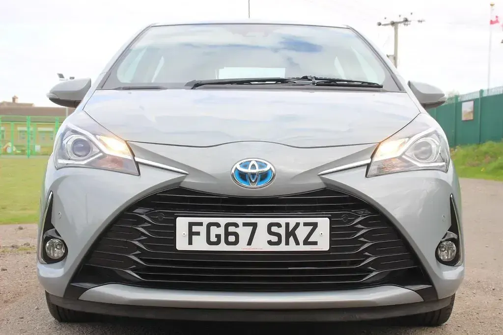 Used Toyota Yaris 100 HP (73 kW) 2017 Grey Hatchback