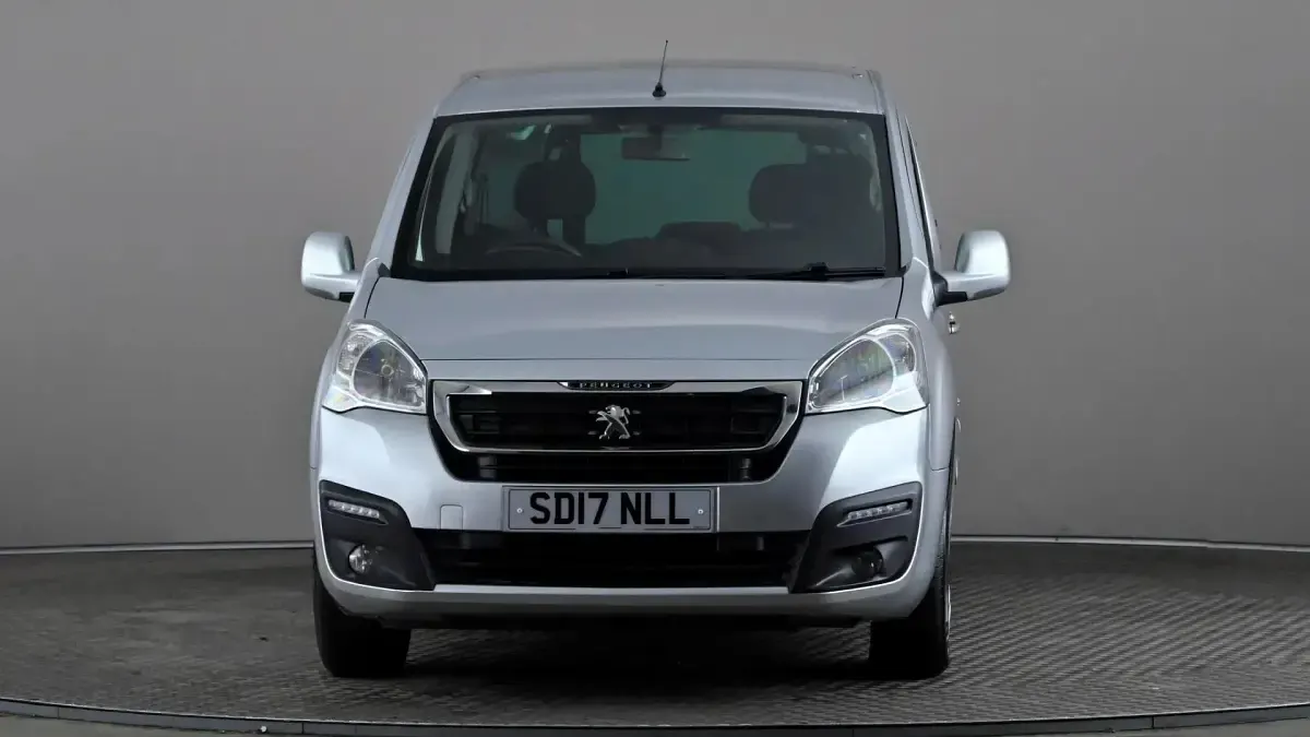 Second-hand Peugeot TePee Allure 100 CP (73 kW) 2017 Argintiu Monovolum