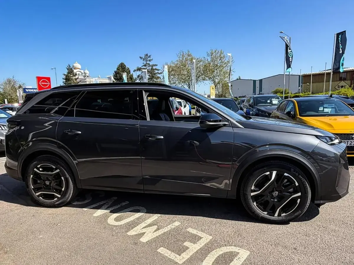 Used Peugeot 5008 Allure 156 kW (213 HP) 2026 Grey SUV