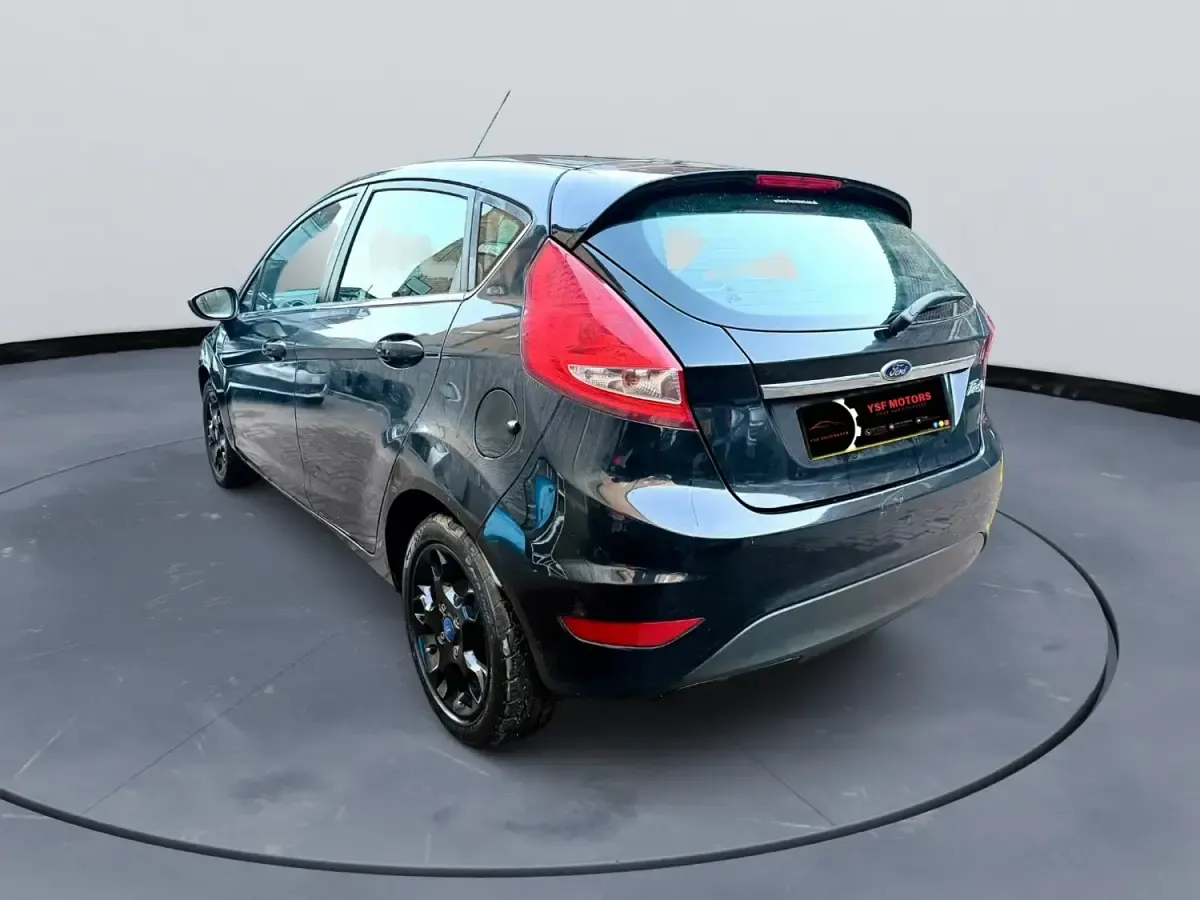 Begagnad Ford Fiesta Zetec 2012 Svart Halvkombi