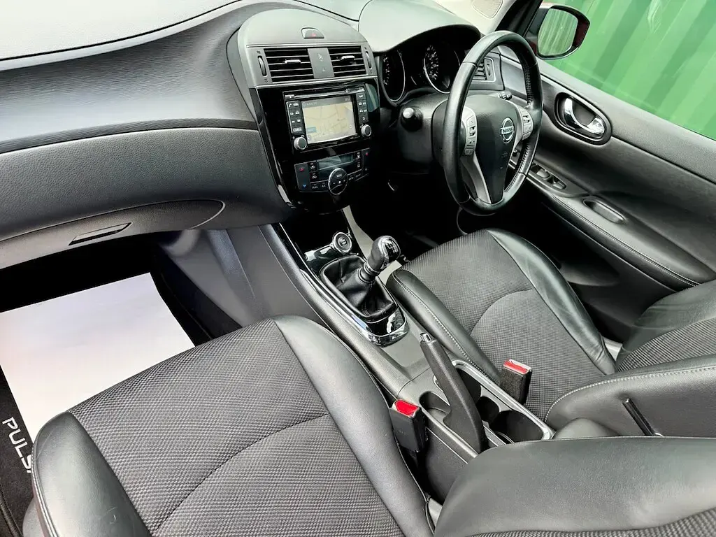Used Nissan Pulsar N-Connecta 115 HP (84 kW) 2017 Red Hatchback