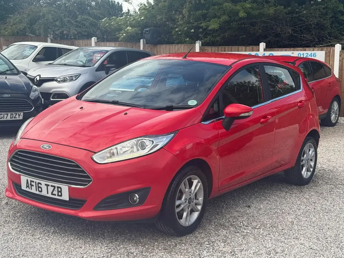 Used Ford Fiesta Zetec 82 HP (60 kW) 2016 Red Hatchback