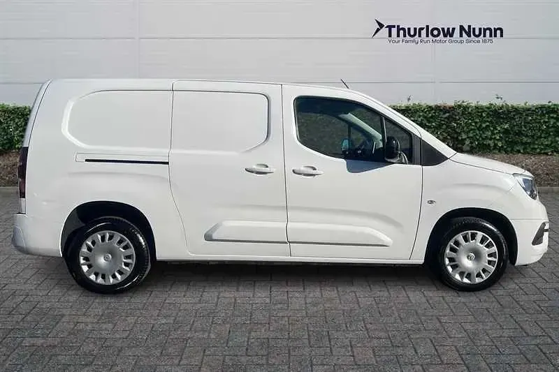 Second-hand Vauxhall Combo S 100 CP (73 kW) 2023 Alb Monovolum