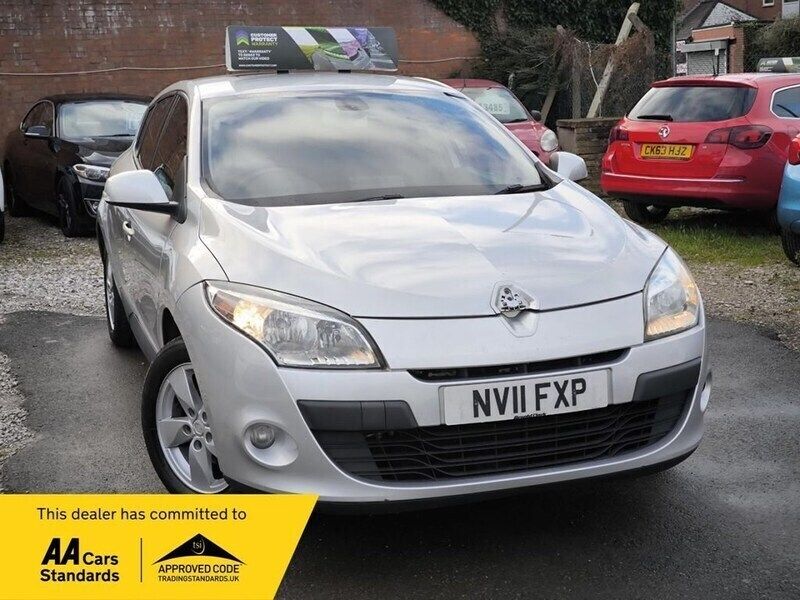 Silver Used 2011 Renault Mégane III Dynamique Hatchback | £1,385 (Fair price) - Image 1/3