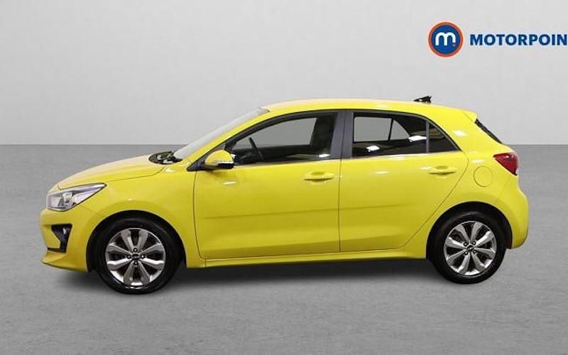 Used Kia Rio 120 HP (88 kW) 2021 Yellow Hatchback