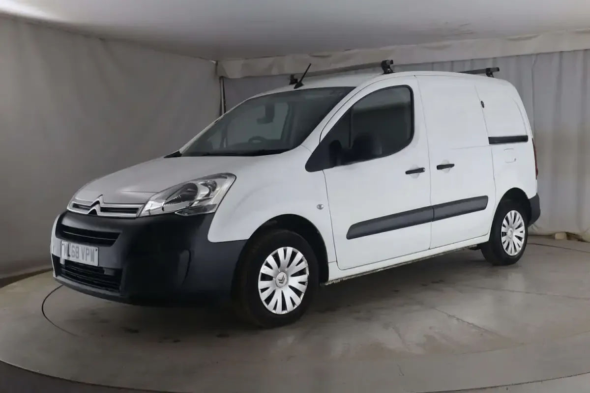 Used Citroën Berlingo 100 HP (73 kW) 2018 White MPV