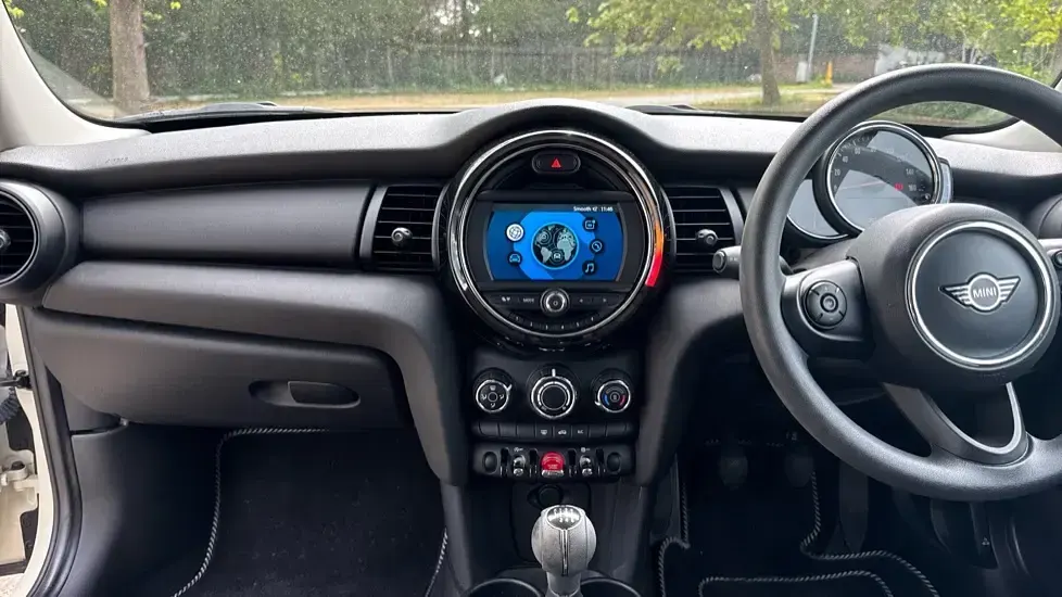 Used Mini ONE Classic 101 HP (74 kW) 2019 White Hatchback