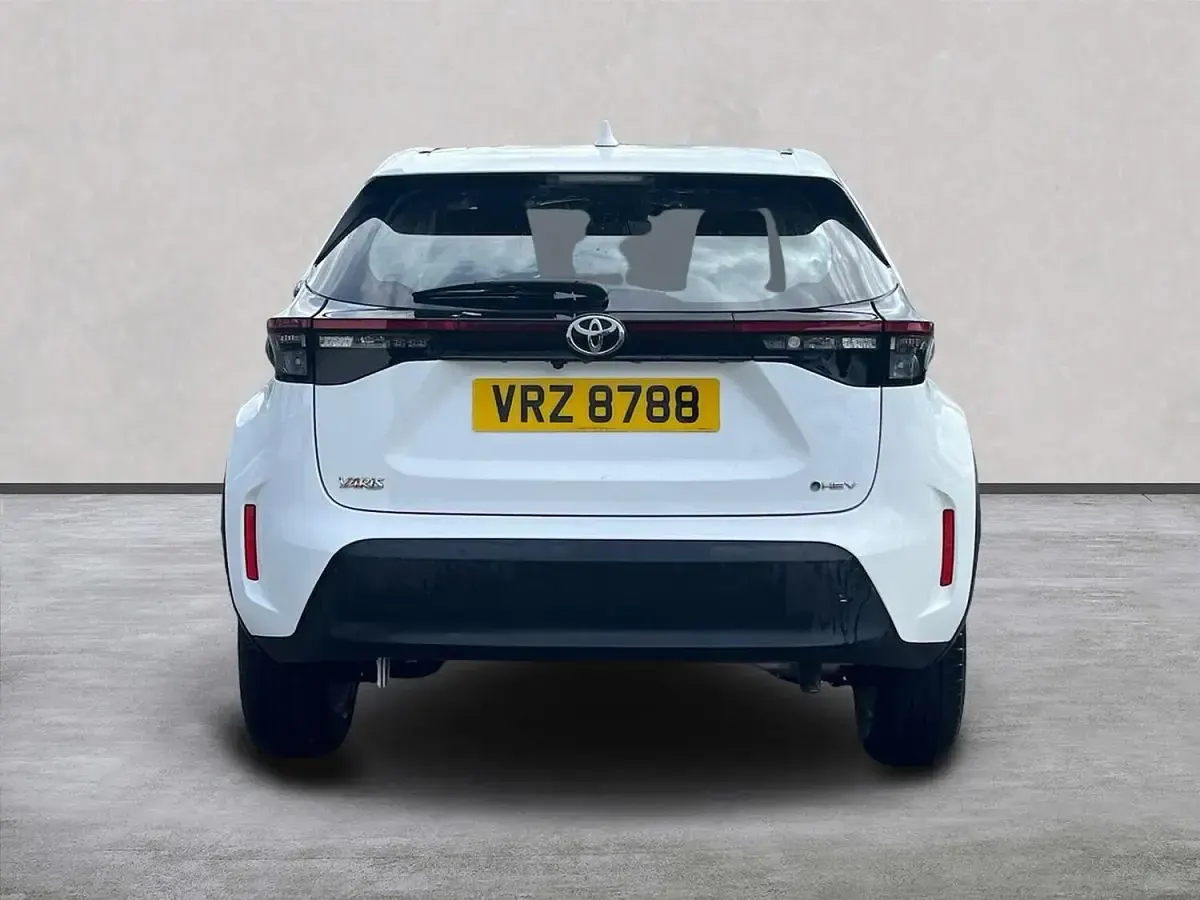 Used Toyota Yaris Hybrid 116 HP (85 kW) 2024 White SUV