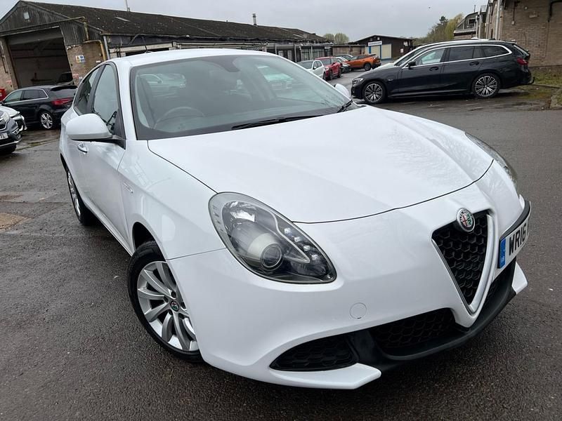 Used Alfa Romeo Giulietta 120 HP (88 kW) 2016 White Hatchback