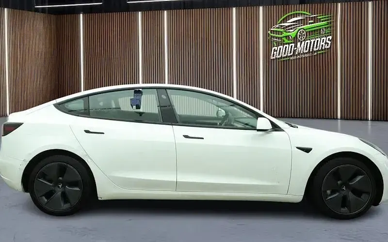 Used Tesla Model 3 Standard Range Plus 366 kW (498 HP) 2021 White Sedan