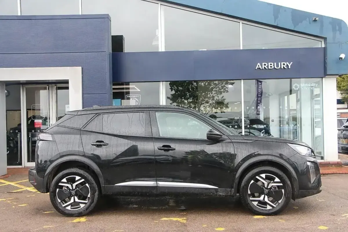 Używany Peugeot 2008 Allure 135 KM (99 kW) 2025 Czarny SUV