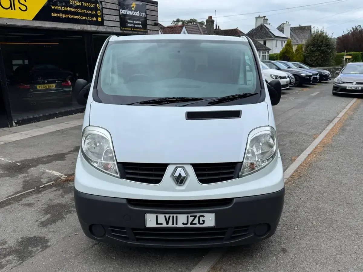 Usado Renault Trafic 115 HP (84 kW) 2011 Branco Monovolume