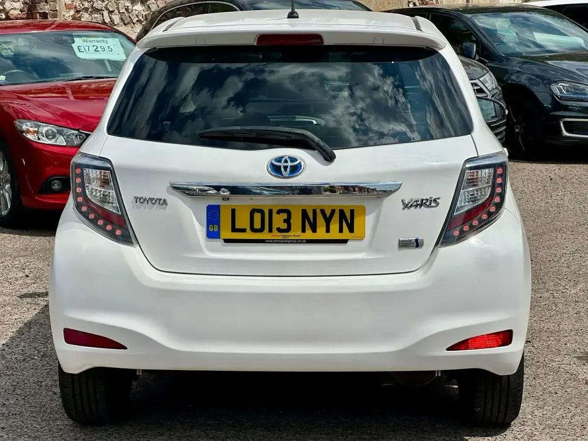 Used Toyota Yaris 2013 White Hatchback
