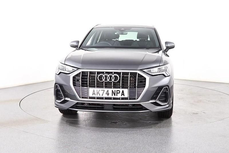 Begagnad Audi Q3 S-Line 2024 Grå SUV