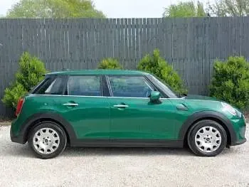 Begagnad Mini ONE Classic 102 HK (75 kW) 2022 Grön Halvkombi