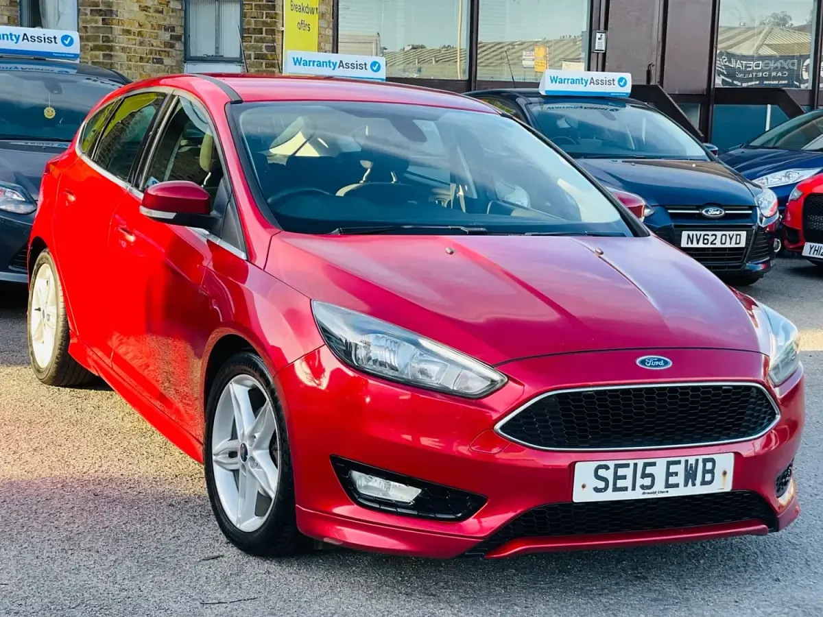 Begagnad Ford Focus Zetec 125 HK (91 kW) 2015 Röd Halvkombi