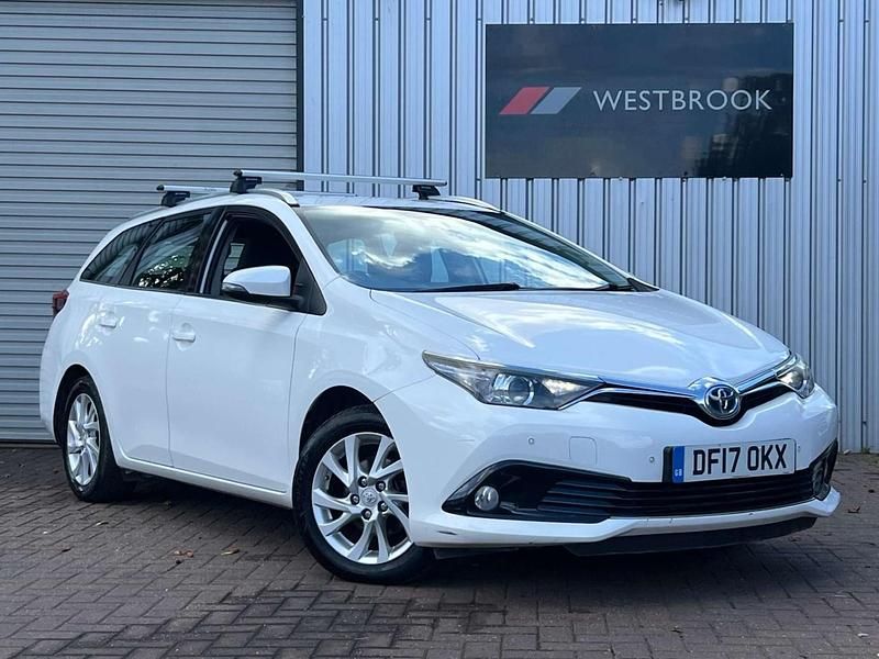 White Used 2017 Toyota Auris Hybrid Estate | £8,380 (Fair price) - Image 1/4