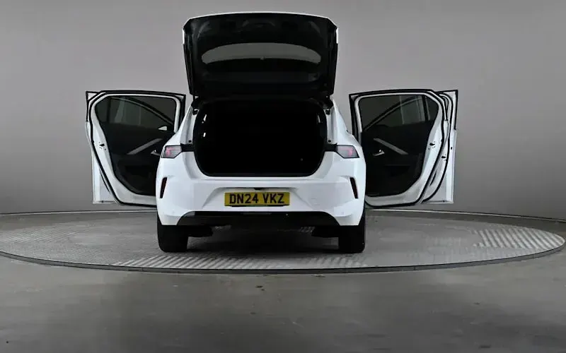 Used Vauxhall Astra 131 HP (96 kW) 2024 White Hatchback