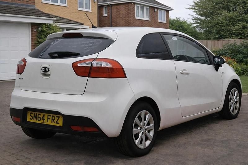 Used Kia Rio 2015 White Hatchback
