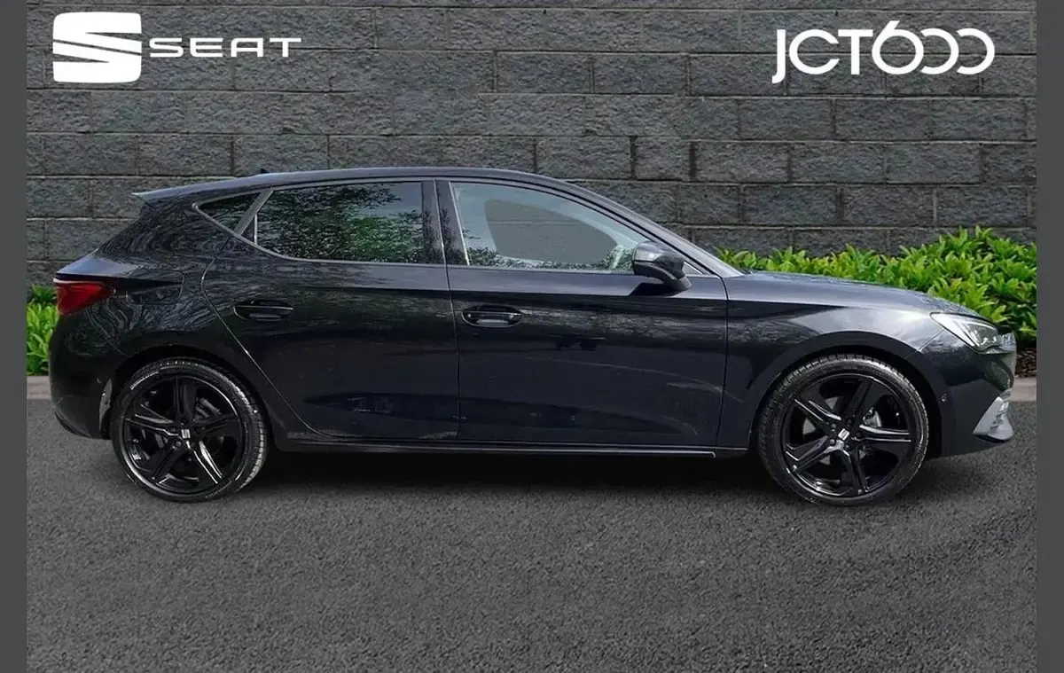 Nouă Seat Leon Black Edition 272 CP (200 kW) 2025 Negru Hatchback
