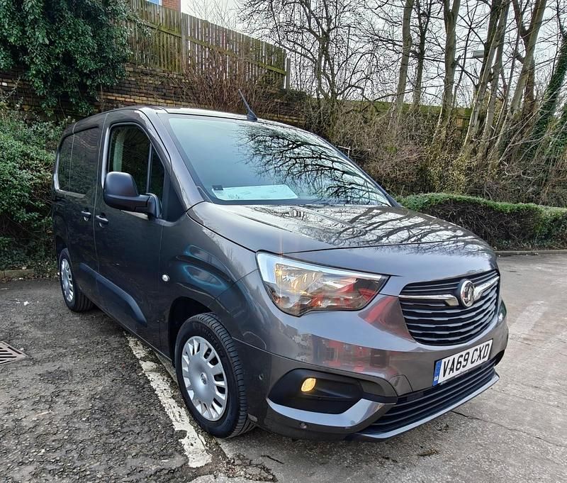 Second-hand Vauxhall Combo Sportive 100 CP (73 kW) 2020 Gri Monovolum
