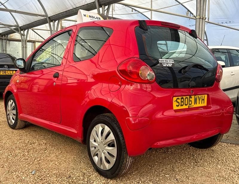 Used Toyota Aygo 67 HP (49 kW) 2006 Red Hatchback