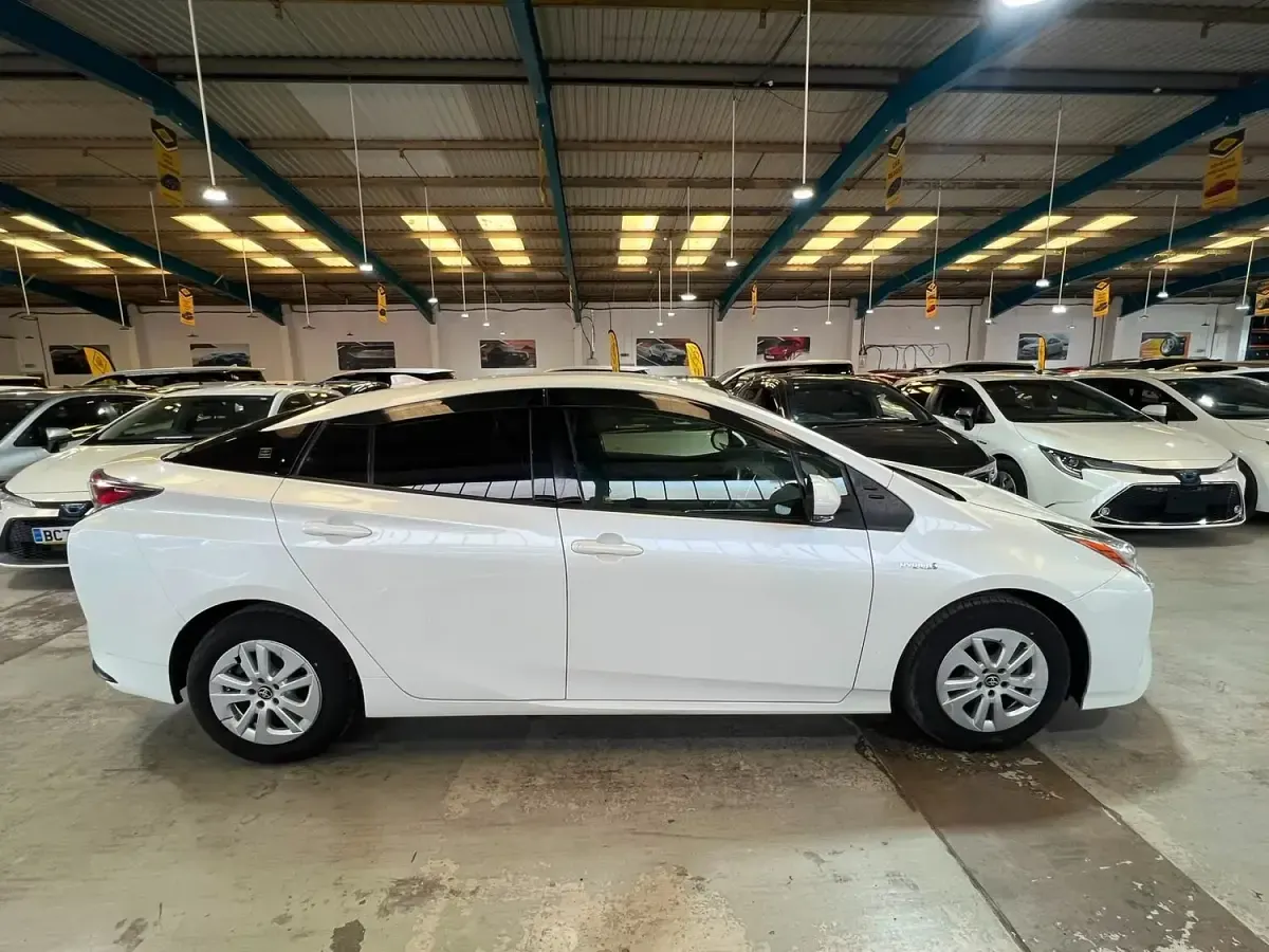 Used Toyota Prius 140 HP (102 kW) 2026 White Hatchback
