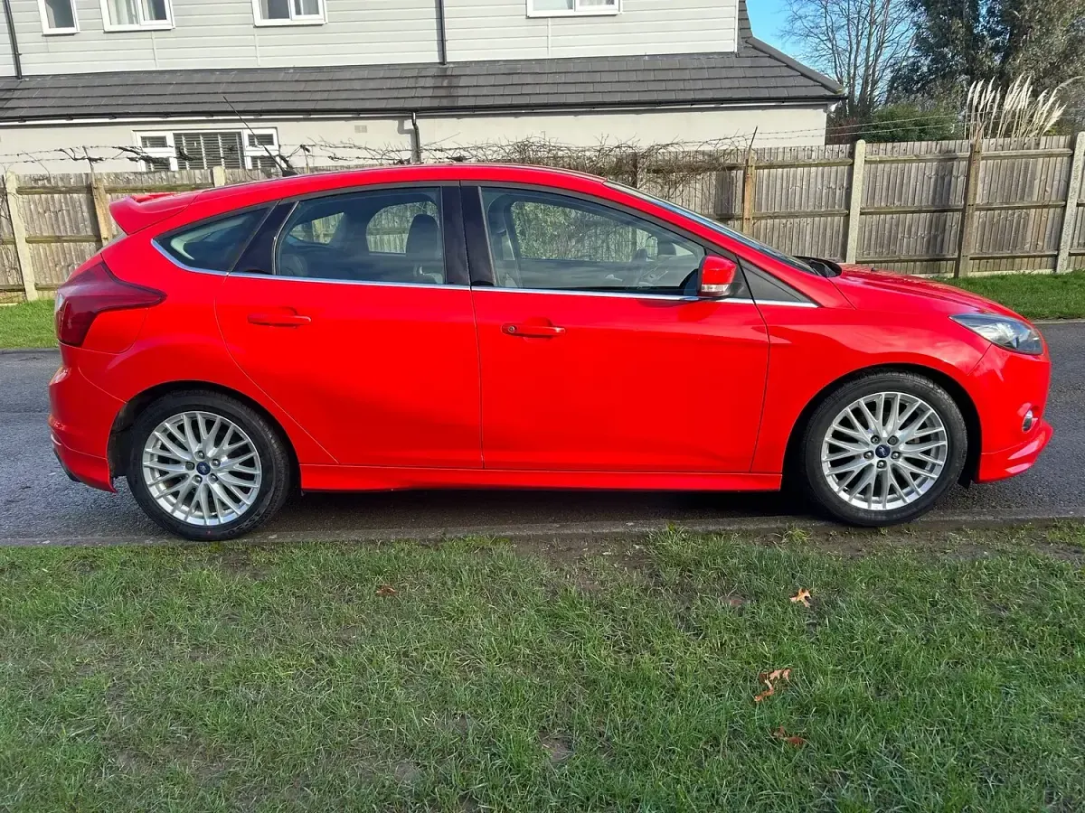 Used Ford Focus Zetec 115 HP (84 kW) 2013 Red Hatchback