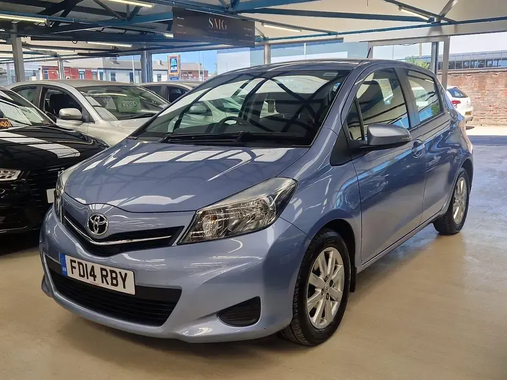 Used Toyota Yaris 98 HP (72 kW) 2014 Blue Hatchback