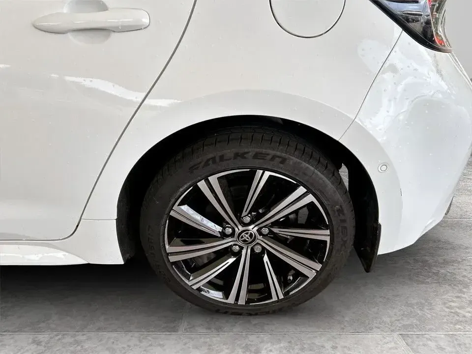Used Toyota Corolla Design 122 HP (89 kW) 2021 White Hatchback