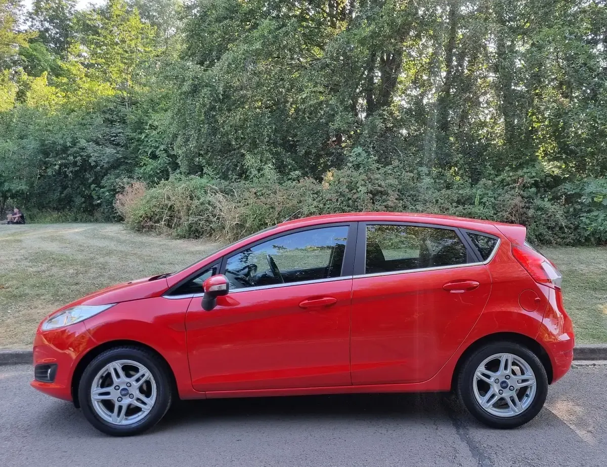 Used Ford Fiesta Zetec 100 HP (73 kW) 2014 Red Hatchback