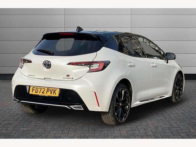 Used Toyota Corolla Sport 122 HP (89 kW) 2023 Platinum pearl white with black roof Hatchback