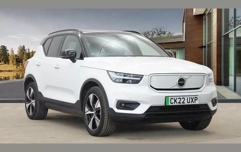 White Used 2022 Volvo XC40 Plus SUV | £22,750 (Fair price) - Image 1/4
