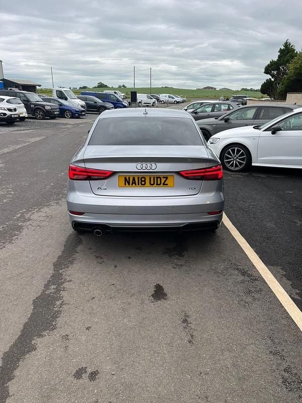 Usado Audi A3 Black Edition 116 HP (85 kW) 2018 Prateado Sedan