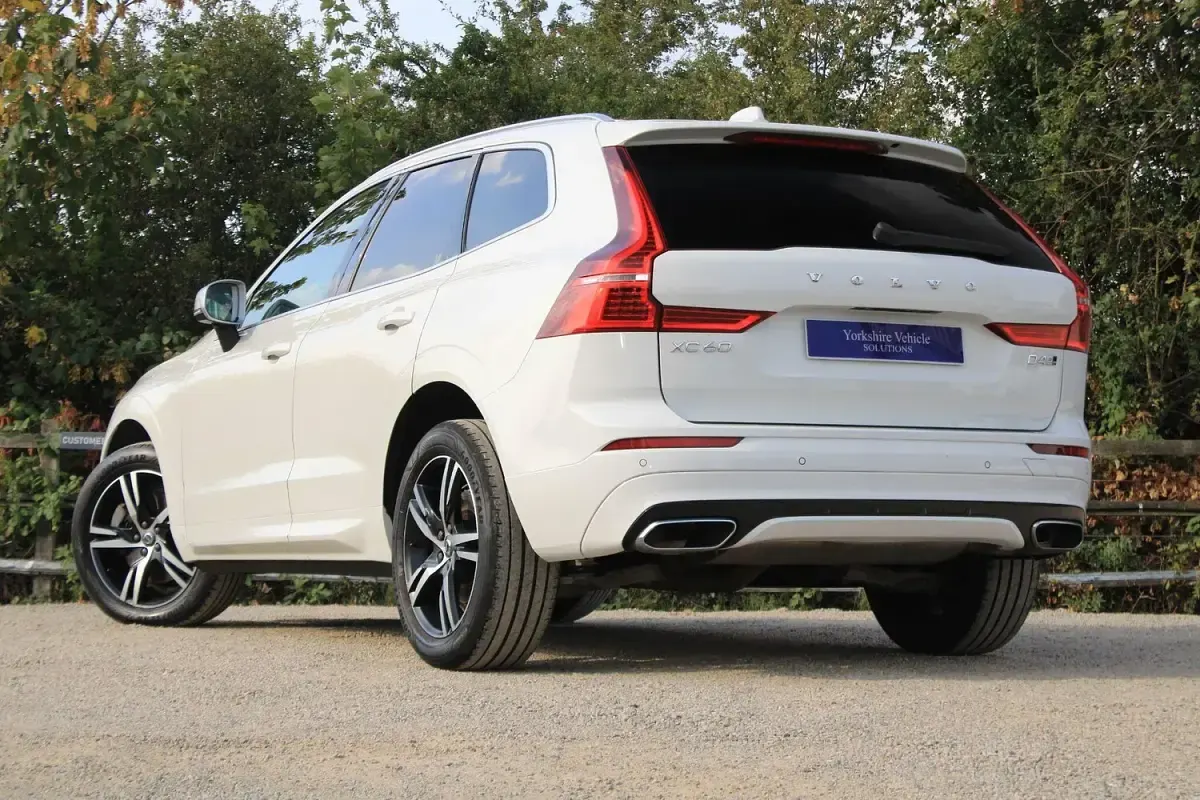 Used Volvo XC60 R-Design 187 HP (137 kW) 2018 White SUV