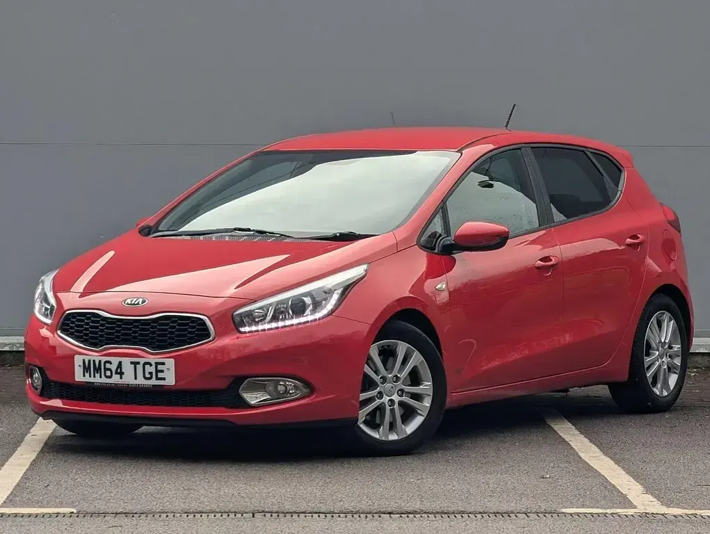 Usado Kia Ceed 89 HP (65 kW) 2015 Vermelho Citadino
