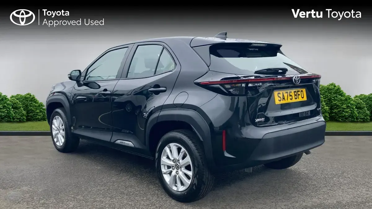 Used Toyota Yaris Hybrid 116 HP (85 kW) 2025 Eclipse black (metallic paint) Estate