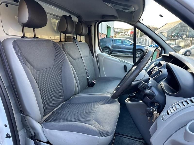 Second-hand Vauxhall Vivaro 115 CP (84 kW) 2013 Alb Monovolum